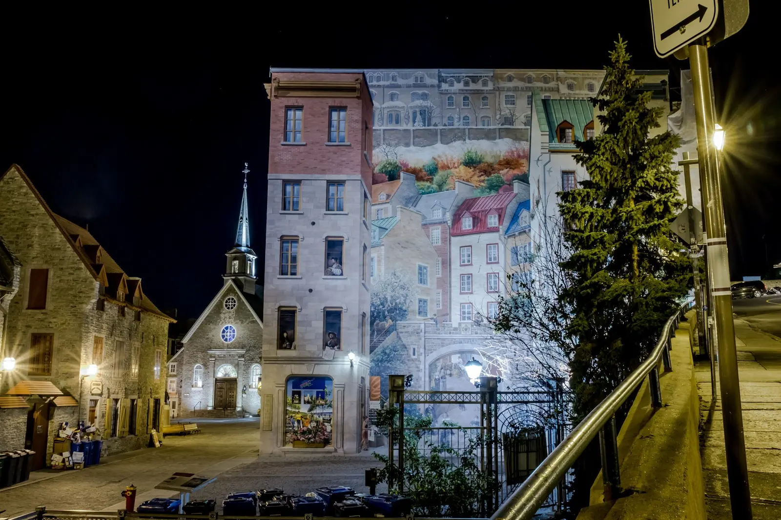Fresque des Québécois mural and Notre-Dame-des-Victoires Church