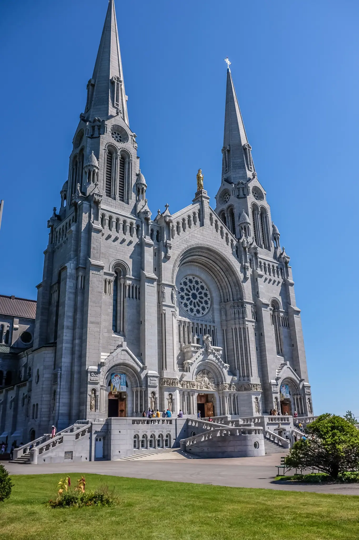 Basilica of Sainte-Anne-de-Beaupré exterior